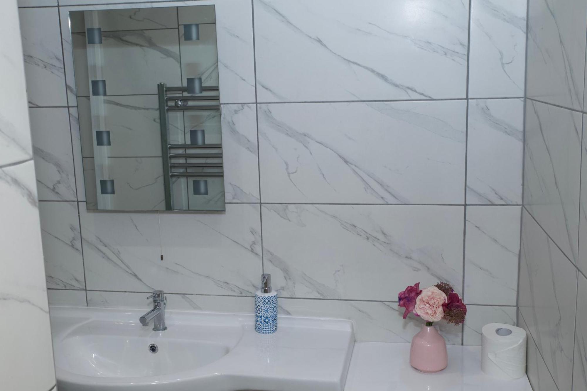 Spacious Modern 2 Bed Flat In City Centre ريدينج المظهر الخارجي الصورة
