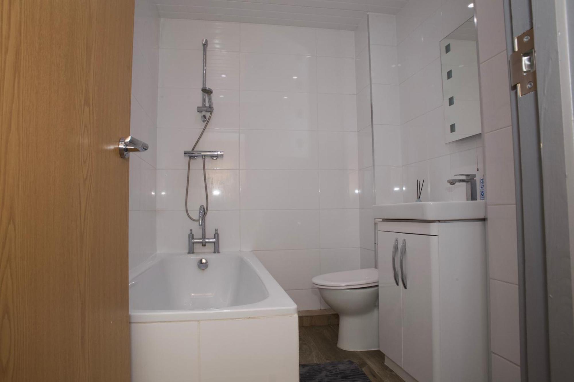 Spacious Modern 2 Bed Flat In City Centre ريدينج المظهر الخارجي الصورة